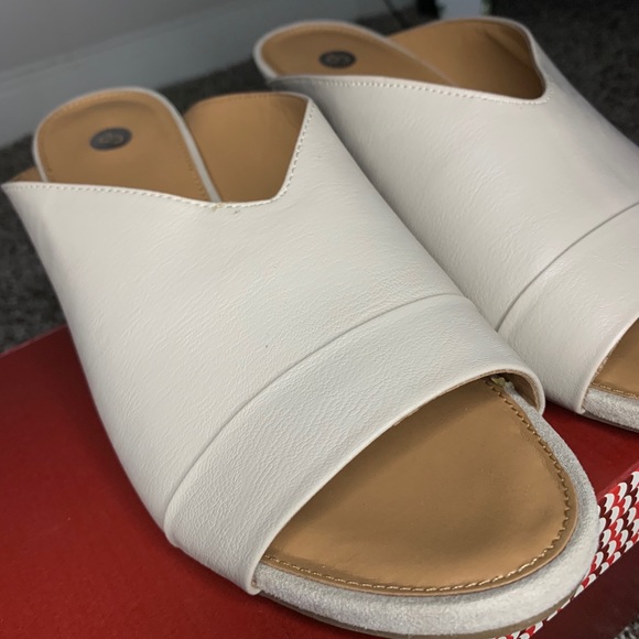 Dress Barn Beige Nude Wedge Heals - Picture 3 of 4